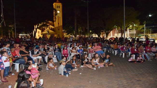 CINE FAMÍLIA NA PRAÇA REÚNE CENTENAS DE PESSOAS