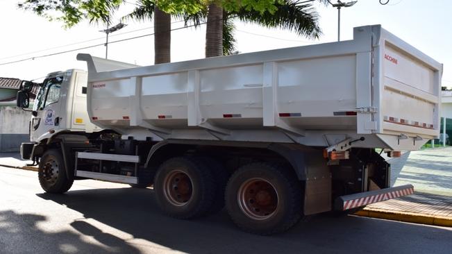 CAMINHÃO BASCULANTE, MAIS UMA AQUISIÇÃO DA ADMINISTRAÇÃO