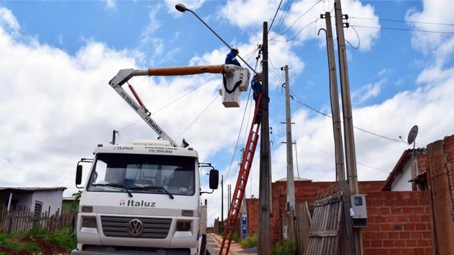 NOVOS PONTOS DE ILUMINAÇÃO PÚBLICA ESTÃO SENDO INSTALADOS
